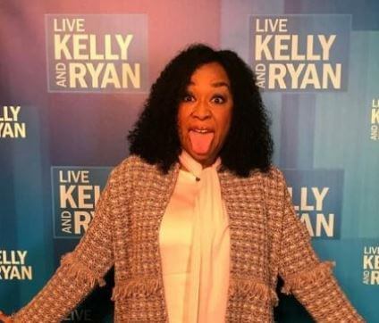 Vera Rhimes daughter Shonda Rhimes in an event.
